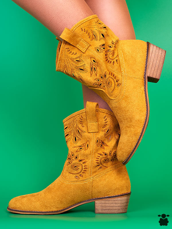 Botines camperos en color mostaza, muy baratos