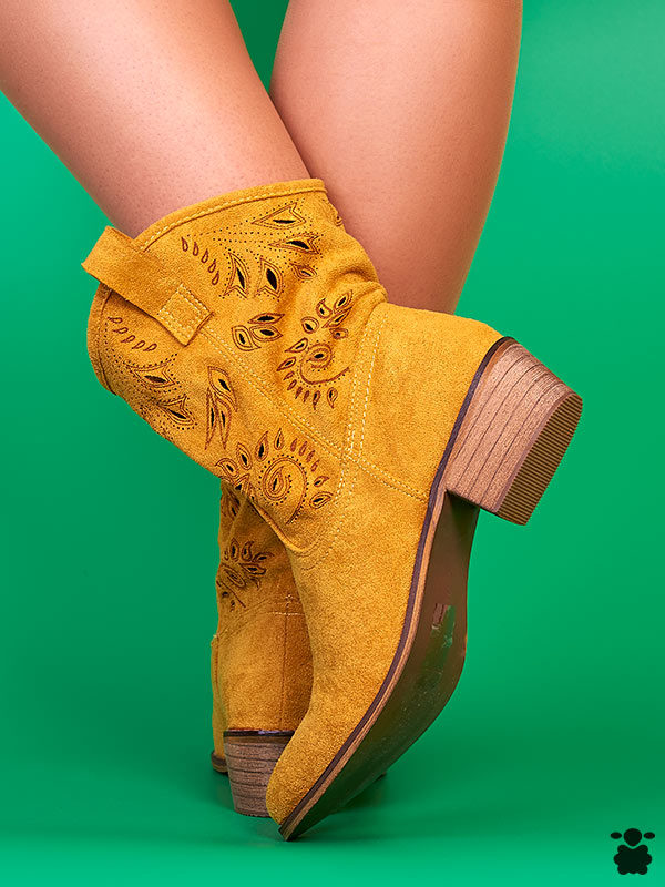 Botines camperos en color mostaza, muy baratos