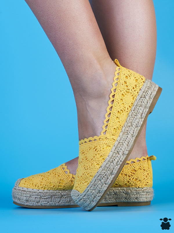 Alpargatas boho chic de color amarillo, bordadas