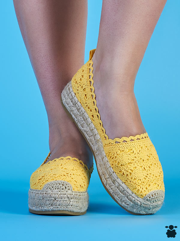 Alpargatas boho chic de color amarillo, bordadas