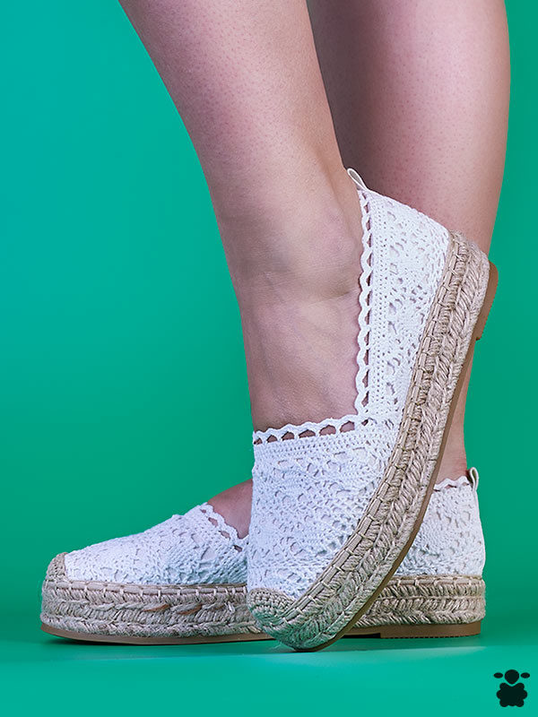 Alpargatas boho chic bordadas de color blanco