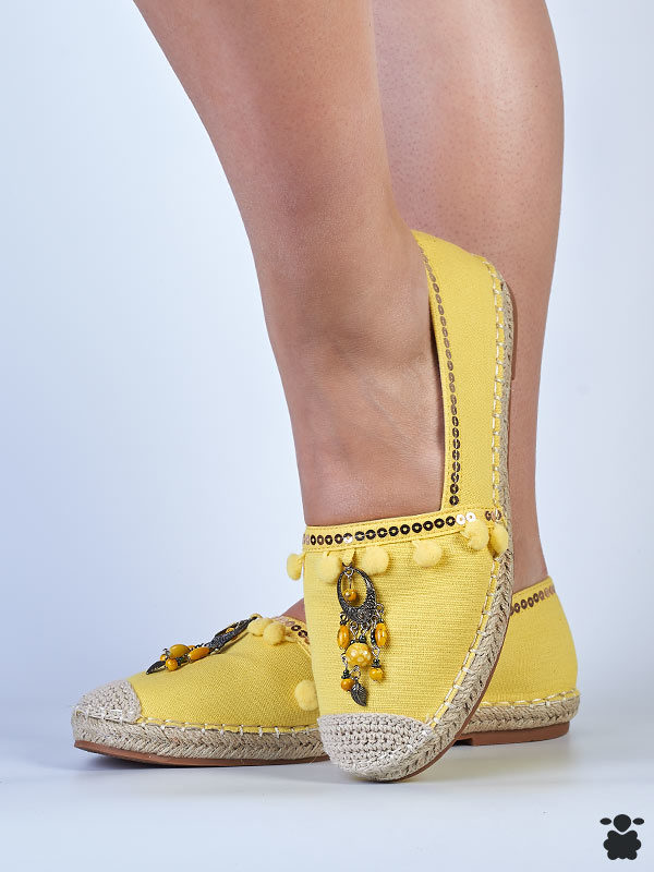 Alpargatas amarillas bohemias con atrapasueños y pedrería