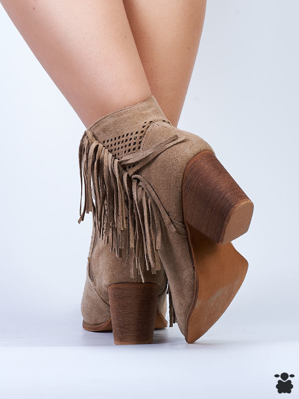 Botines boho chic con flecos en color beige