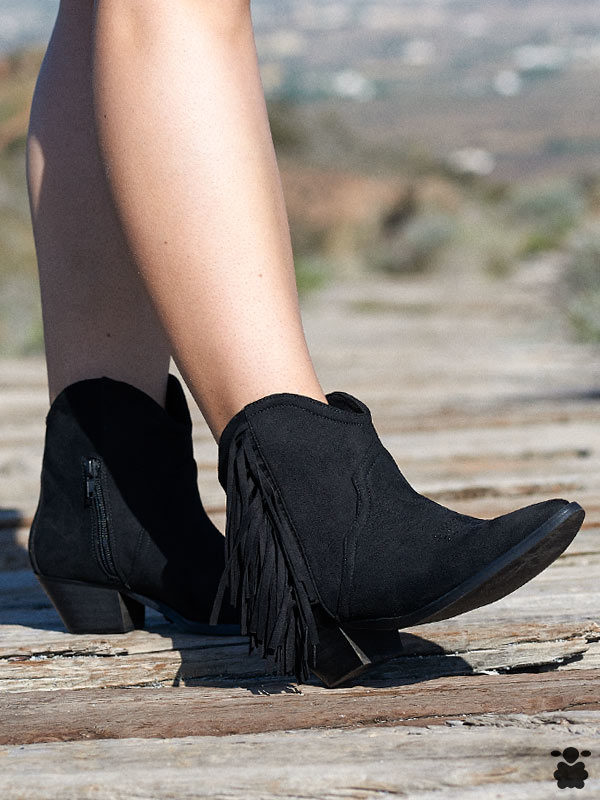Botines camperos en color negro con flecos