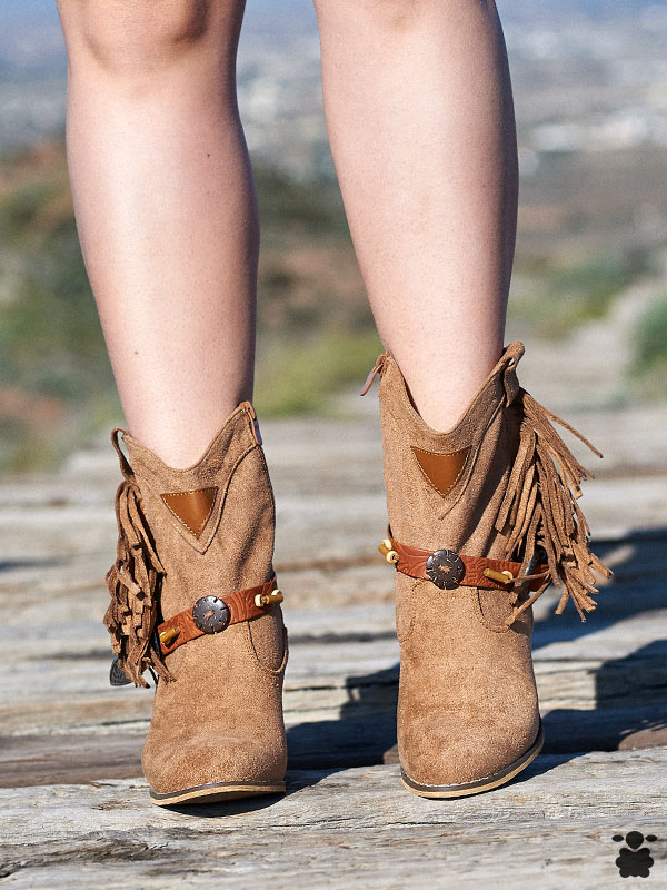 Botines boho chic con flecos en color camel