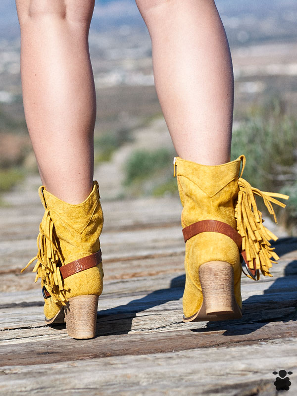 Botines boho con flecos en color mostaza