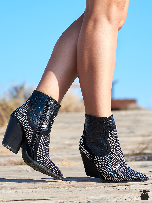 Botines boho negros con tachuelas
