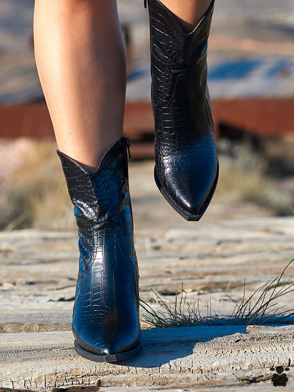botines-camperos-andrea-negro3 Botines camperos negros print cocodrilo
