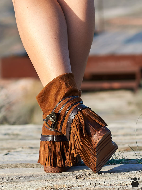 Botas bohemias con flecos camel