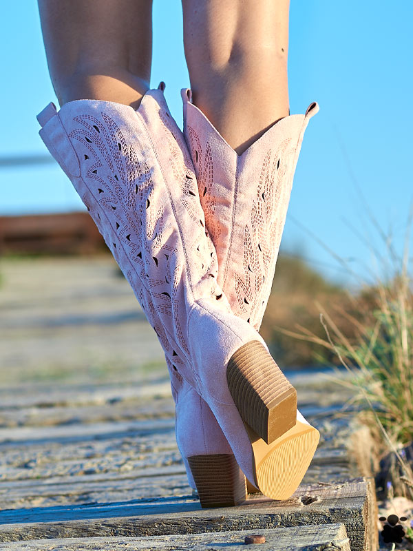 Botas altas boho rosa troqueladas