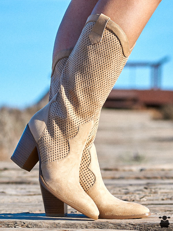 Botas cowboy beige para mujer, caña troquelada