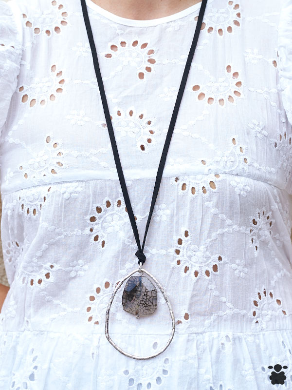 Collar boho con piedra gris