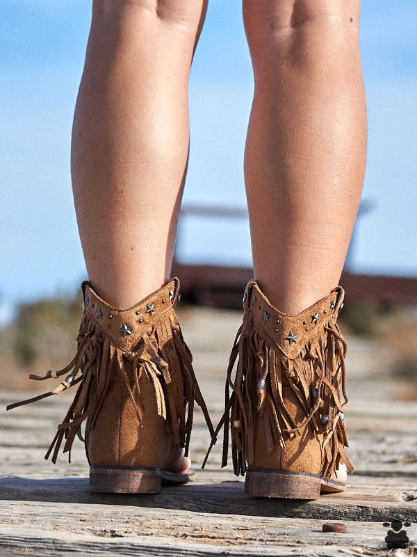 Sandalias estilo bohemio con flecos y decoraciones variadas