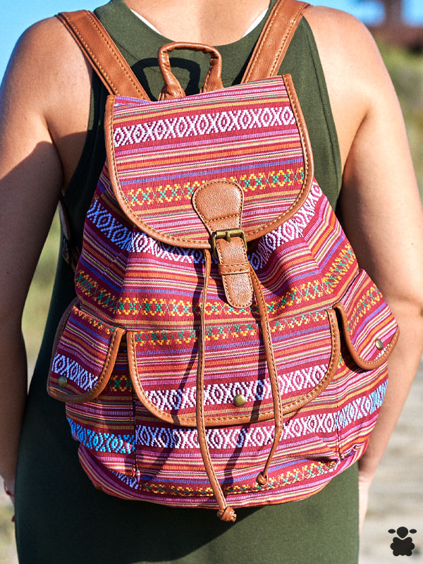 mochila-bohemia-azteca Mochila Bohemia Azteca con patrones geométricos y detalles en cuero, vista desde la espalda de una persona.