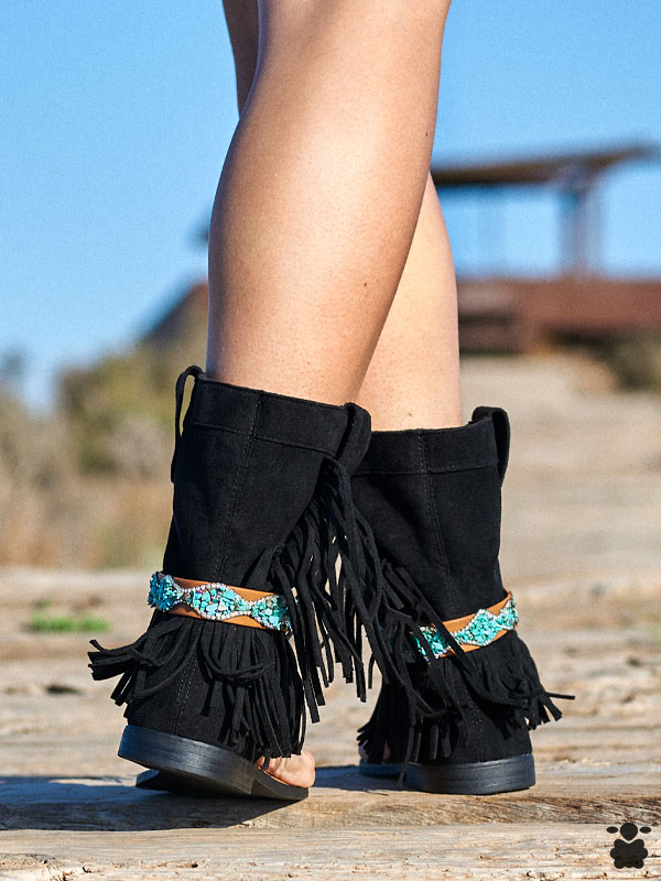 Botas sandalias boho chic negras con flecos y pedrería turquesa - detalle trasero