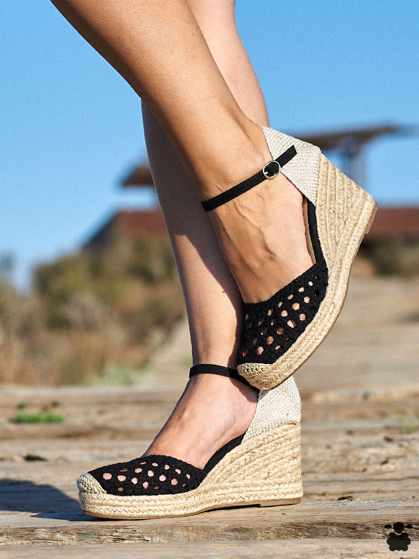 Sandalias cuñas negras modelo Santamaria, vista lateral