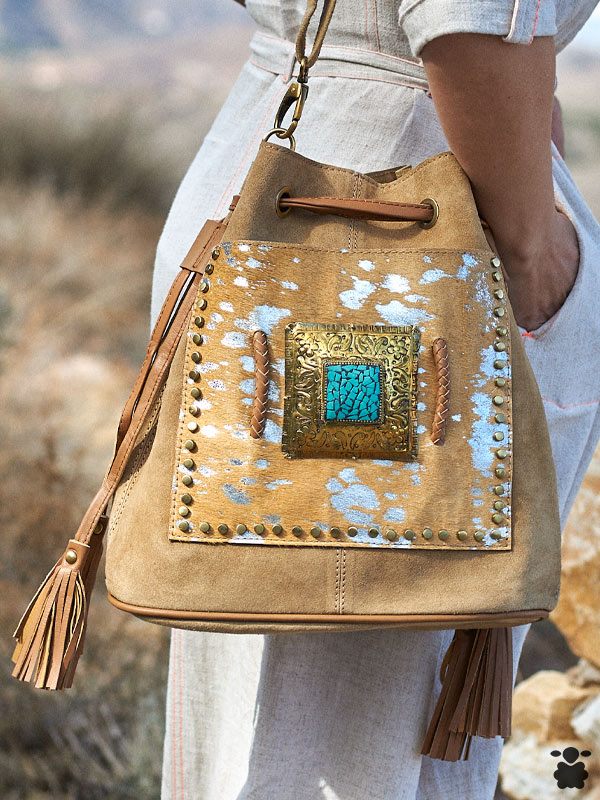 bolso-piel-boho-camel-pedreria-azul Bolso boho Camel y Turquesa - Imagen 1