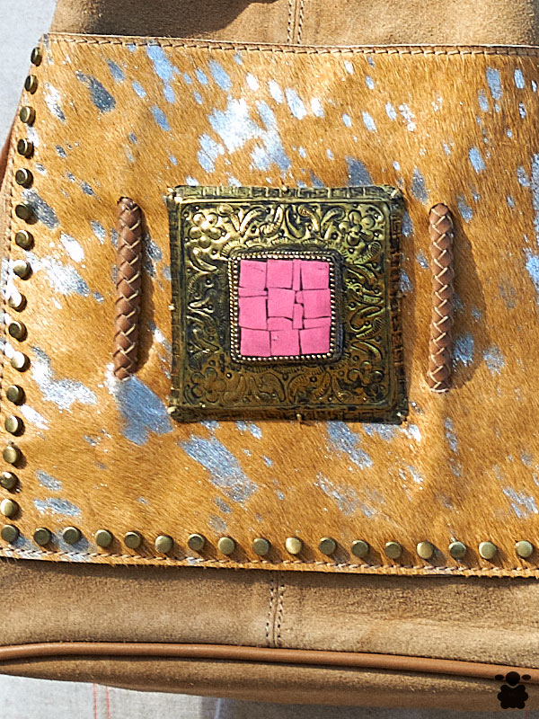 bolso-piel-boho-camel-pedreria-rosa1 Bolso boho camel metalizado - Imagen 2