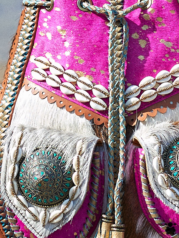 bolso-piel-boho-fucsia-conchas1 Bolso piel fucsia y blanco con Caracolas - Imagen 2
