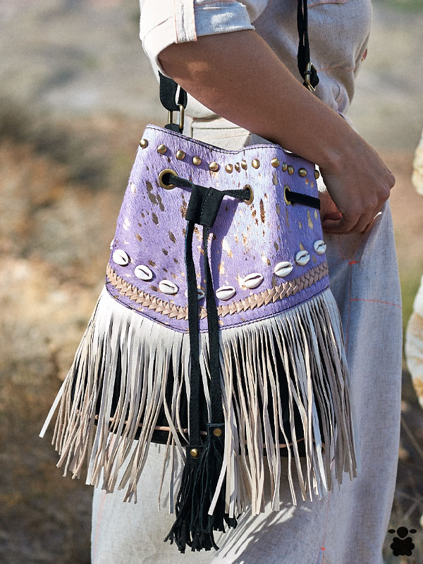 bolso-piel-boho-morado-flecos-caracolas Bolso bohemio artesanal con flecos - Imagen 1