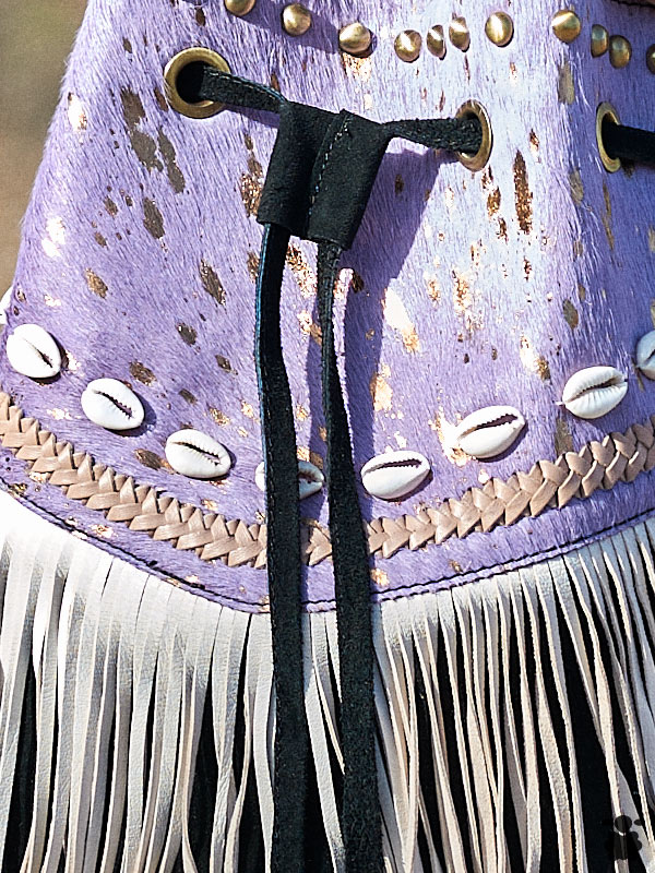 bolso-piel-boho-morado-flecos-caracolas1 Bolso bohemio artesanal con flecos - Imagen 2