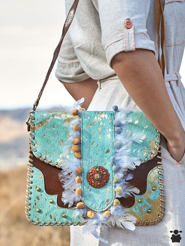 Bolso Bohemio de Piel con Plumas Azules Oveja Bohemia