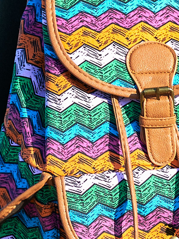 mochila bohemia zigzagueante de colores vivos