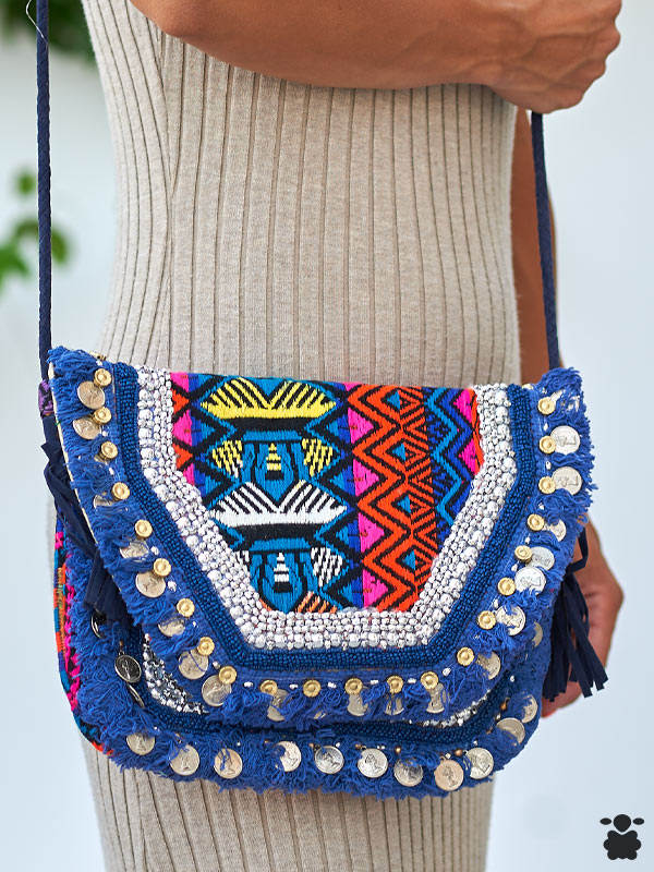 Vista frontal del bolso bohemio monedas azul con diseño colorido y flecos