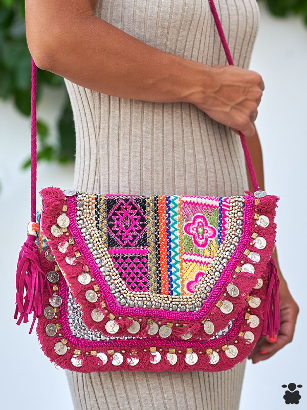 Vista frontal del bolso bohemio monedas fucsia con diseño colorido y flecos