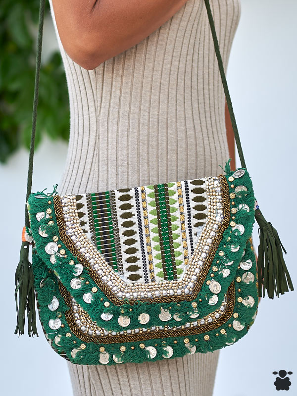 Bolso bohemio monedas verde con bordados geométricos y adornos metálicos