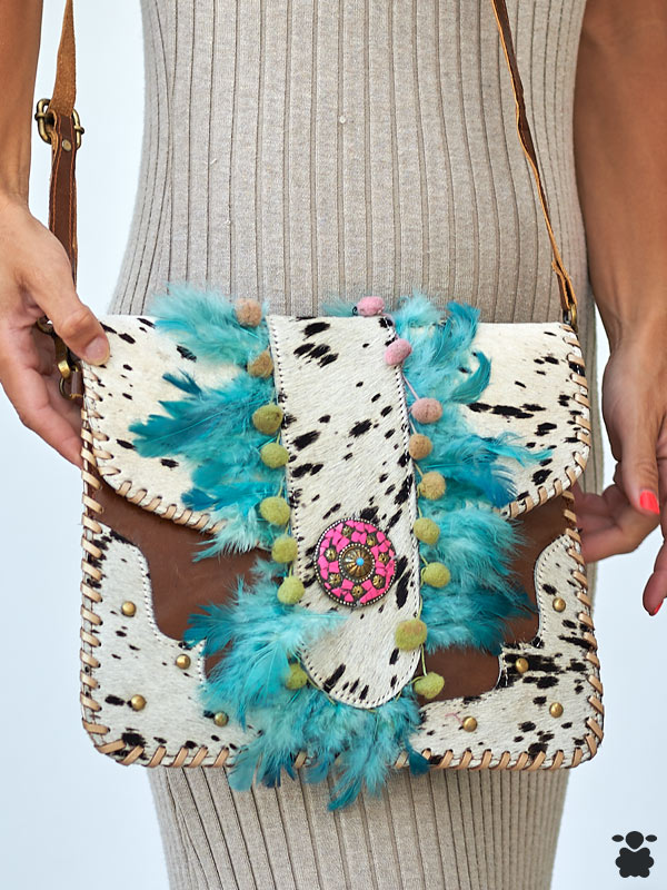 Bolso boho chic de piel con plumas azules y rosas y pompones decorativos