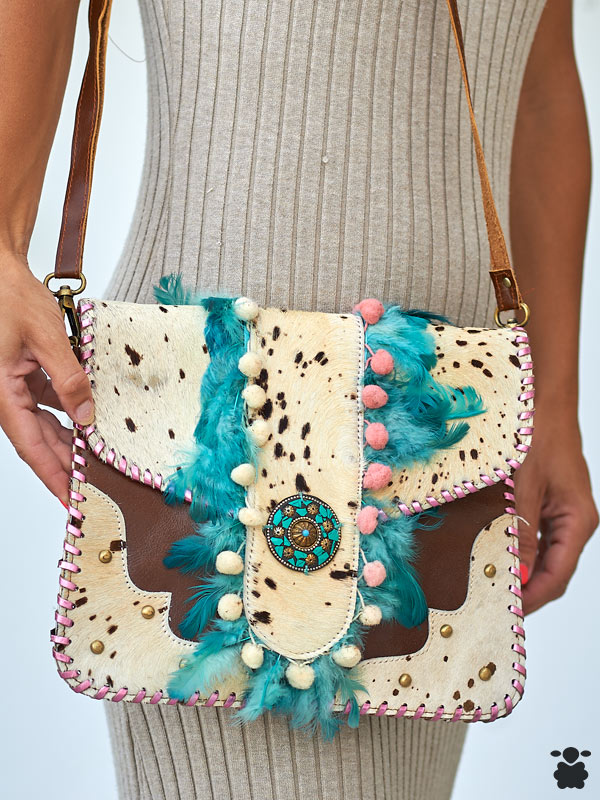 Bolso boho chic de piel con plumas turquesa y pompones de colores