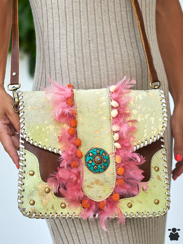 Bolso boho chic de piel con plumas rosas y azules, pompones decorativos y adorno central de piedra turquesa
