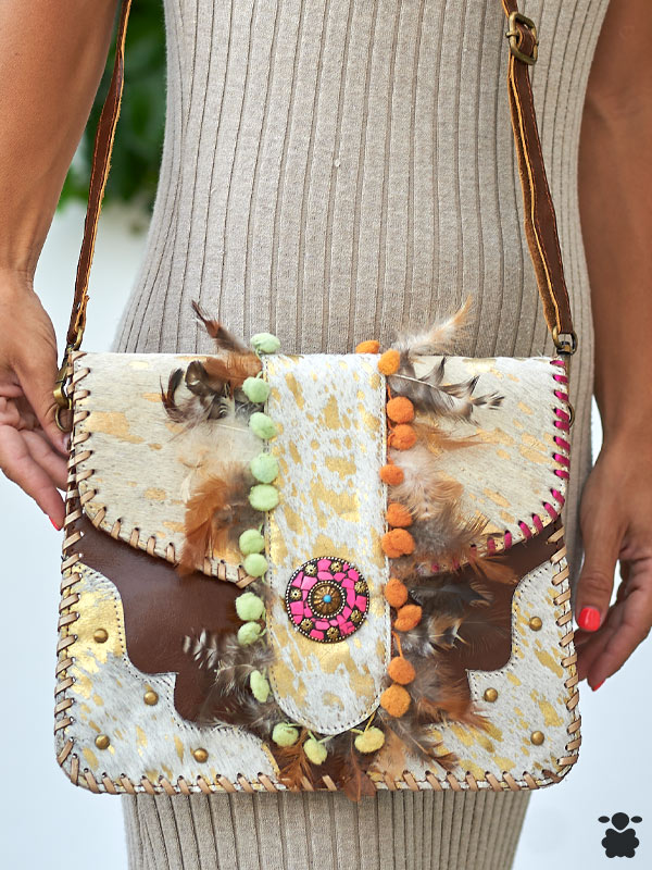 Bolso boho chic de piel con plumas marrones y rosas, y pompones decorativos
