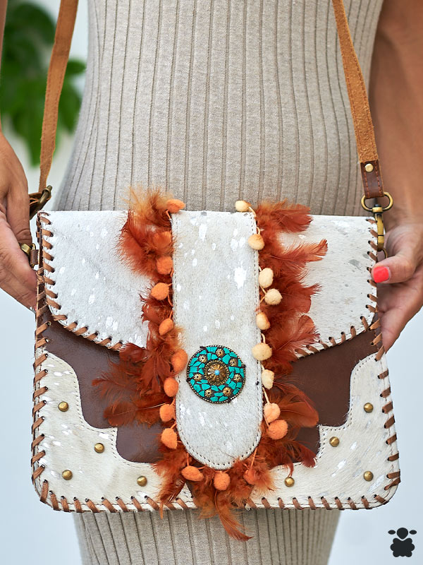 Bolso boho chic de piel con plumas marrones y pompones decorativos