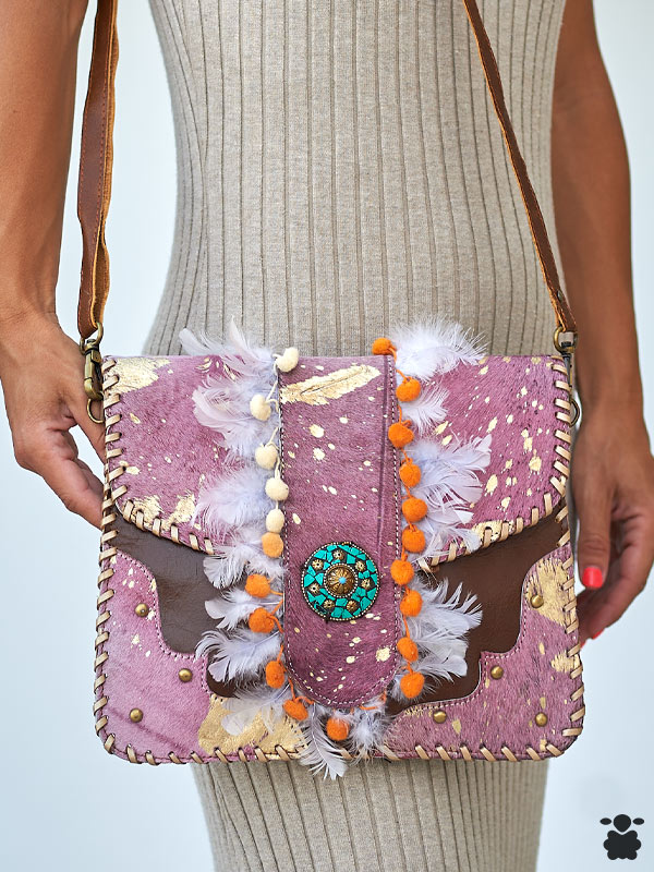 Bolso Boho Piel Rosa con Plumas Blancas
