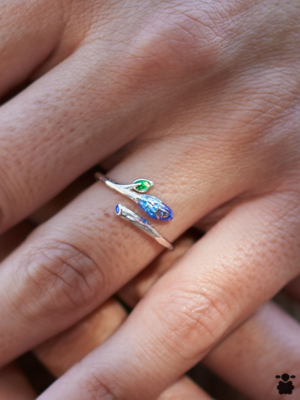 Anillo boho hoja azul verde puesto en dedo