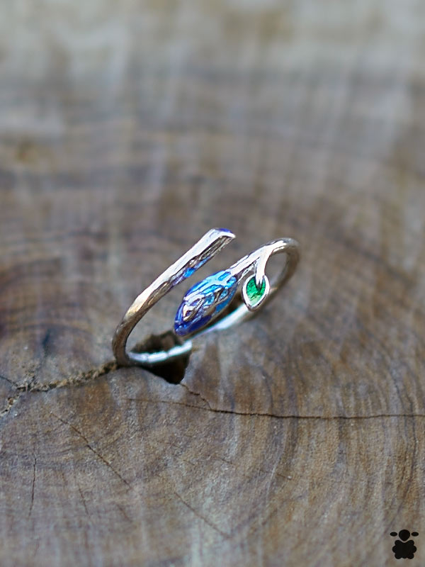 Detalle anillo boho chic diseño hoja con esmalte azul y verde, joyería artesanal hippie