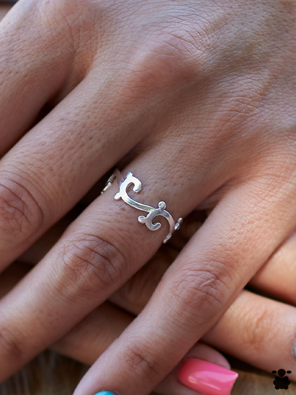 Anillo plata diseño olas marinas puesto en mano