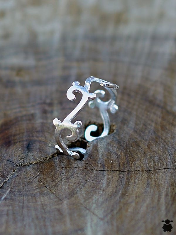 Detalle anillo bohemio espirales océano calado en plata