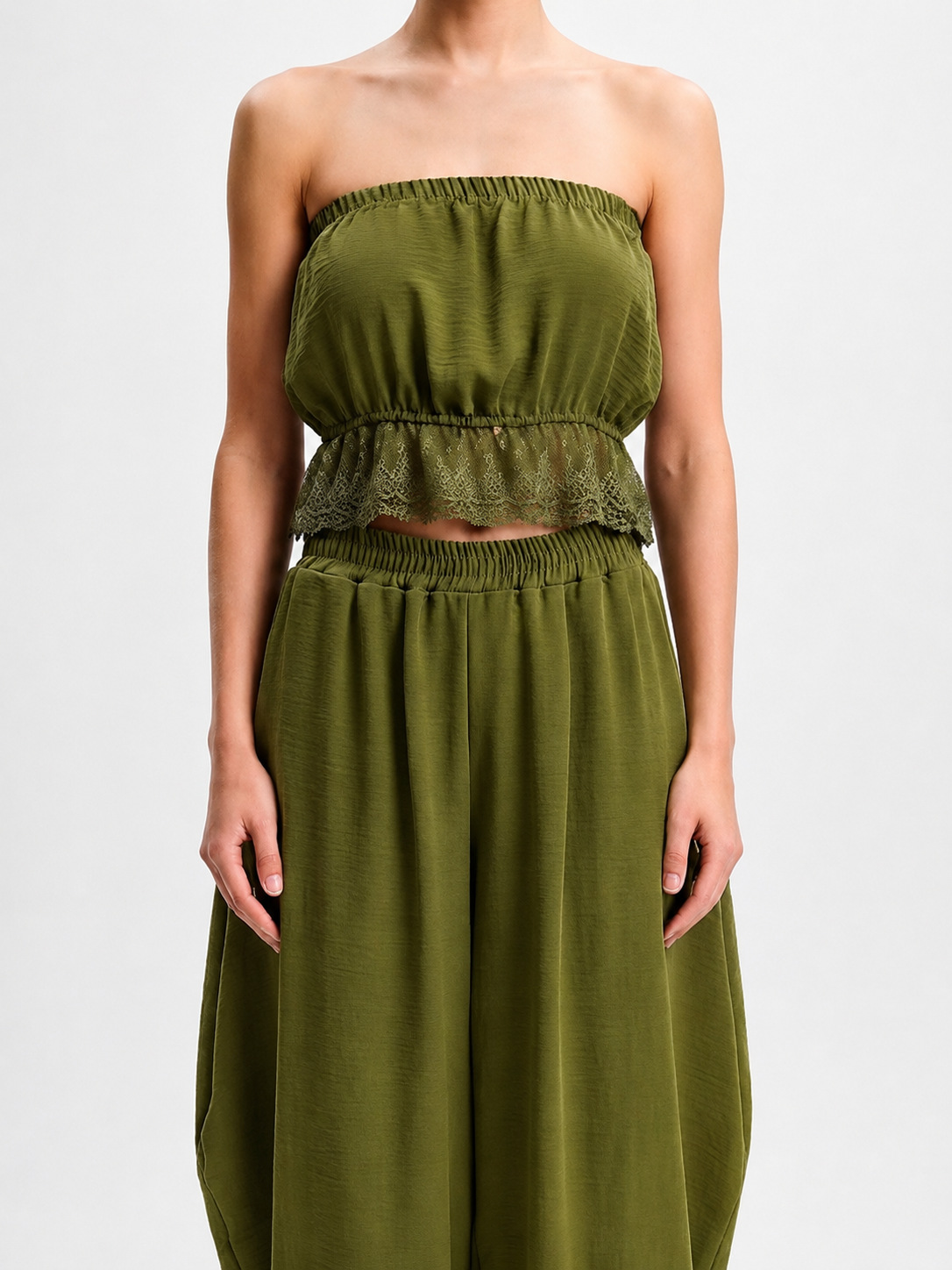Conjunto-verde-detalle-mejorado-web Conjunto verde oliva con top y pantalón bombacho - Imagen 2