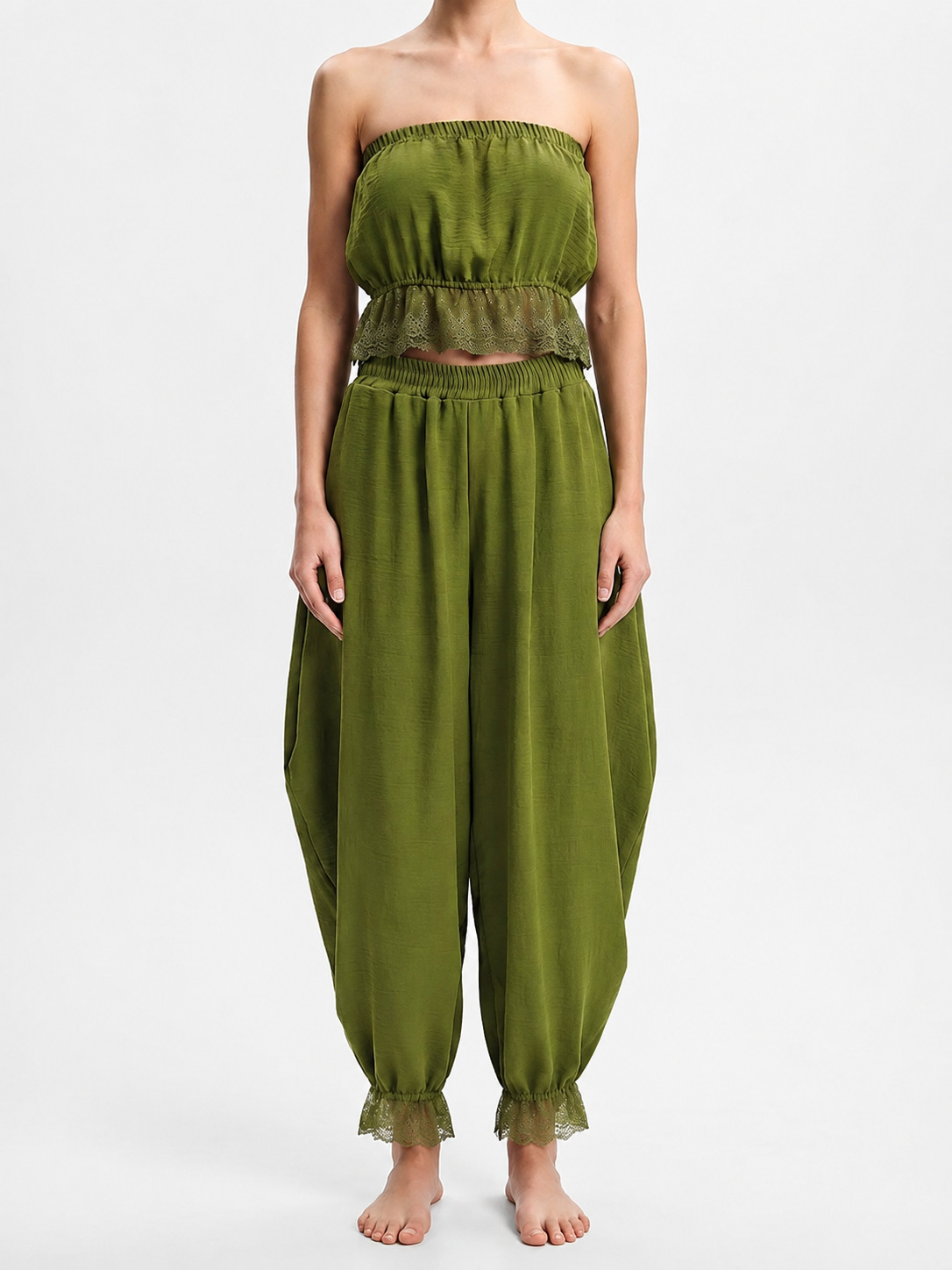 Conjunto-verde-mejorado-web Conjunto verde oliva con top y pantalón bombacho - Imagen 1