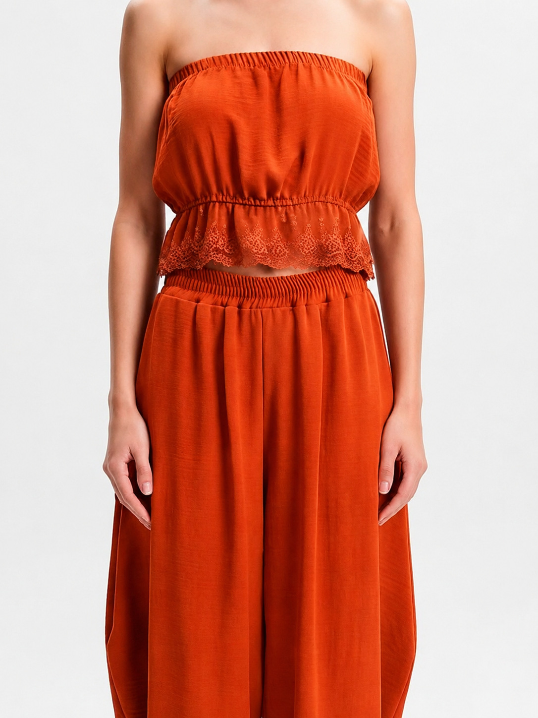 monosie_de_fiesta_naranja_con_encaje Conjunto terracota con top y pantalón bombacho - Imagen 2